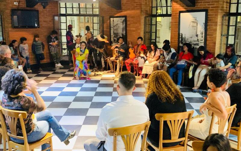 Pessoas reunidas durante a terceira edição do Samba no Café
