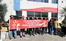 Dirigentes do Sindicato, em frente de agência do Bradesco, no lançamento da campanha #BancoParaTodos