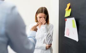 Imagem mostra uma mulher chorando, sendo vítima de assédio moral no trabalho