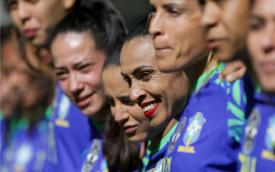 Imagem mostra a jogadora Marta em meio a suas companheiras de equipe durante jogo amistoso entre as seleções de Brasil e Chile