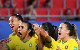 Foto com jogadoras de Seleção Brasileira de Futebol Feminino