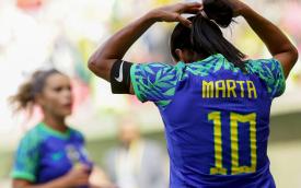 Imagem mostra a jogadora arta durante jogo amistoso entre as seleções de Brasil e Chile