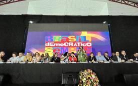 Imagem mostra Neiva Ribeiro, presidenta do Sindicato dos Bancários de São Paulo, Osasco e Região, durante a abertura da 25ª Conferência Nacional dos Bancários