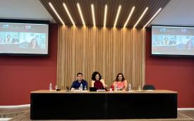 Imagem mostra os dirigentes sindicais Gustavo Tabatinga, Juvandia Moreira e Neiva Ribeiro sentados lado a lado em uma mesa