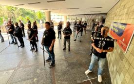 Dirigentes do Sindicato dos Bancários vestem preto e carregam cruzes, em protesto no CEIC, em luto pelas demissões no Itaú