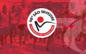 Imagem da corrida de São Silvestre, em tons de vermelho, acompanhada do logo da edição de 2023