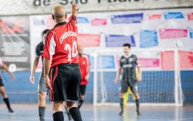 Fotografia de um dos jogos da primeira rodada da XXVI Copa de Futsal dos Bancários