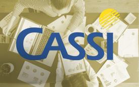 Imagem de uma pessoa trabalhando em planilhas, com o logotipo da Cassi em primeiro plano