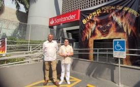 Protesto do Sindicato em agência do Santander em São Mateus. Na imagem aparecem dois dirigentes e o "portal do inferno", lona colocada na frente da unidade para denunciar as condições de trabalho inadequadas