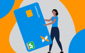 Arte com fundo nas cores laranja e azul, as mesmas da Caixa. Em primeiro plano, uma figura de uma mulher segura um cartão em tamanho gigante da Caixa Cartões com a bandeira VR