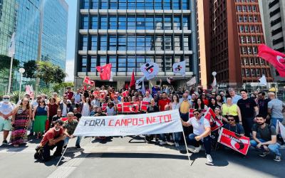 Imagem mostra manifestantes em frente ao prédio do Banco Central em São Paulo portando uma faixa onde se lê "Fora Campos Neto"