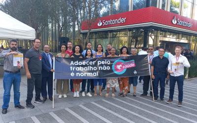 Dirigentes sindicais em frente a um local de trabalho do Santander no Dia Nacional de Luta pela Saúde dos Trabalhadores do Ramo Financeiro