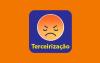 Imagem remetendo ao logotipo azul e laranja do Itaú, com um emoji de raiva no centro