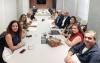 Imagem mostra dirigentes e representantes das financeiras sentados em uma mesa comprida