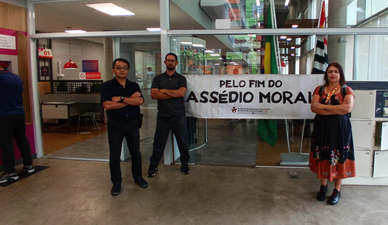 Os dirigentes Cássio Murakami, José Roberto Santana e Malu Silva durante o protesto