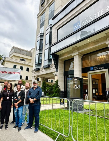 Ainda na manhã desta segunda-feira (24), dirigentes do Sindicato estiveram em frente à sede do Banco Master, em São Paulo