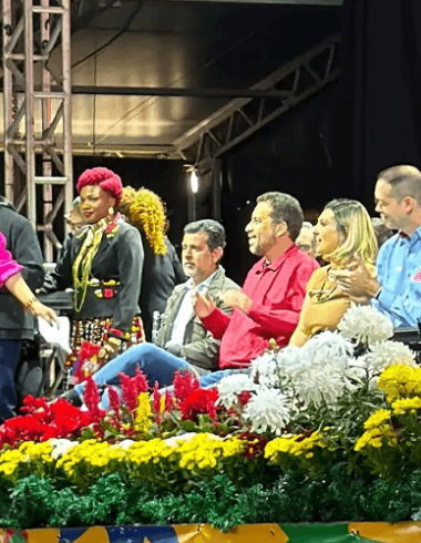 Foto do palco da cerimônia de posse da nova diretoria do Sindicato dos Metalúrgicos, com Neiva Ribeiro falando ao microfone