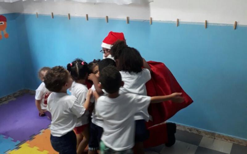 Bancários e bancárias da Caixa, BB, Itaú, Santander e Bradesco apadrinharam crianças atendidas pelo CEI Casinha de São José e distribuíram presentes de Natal Foto: Seeb-SP