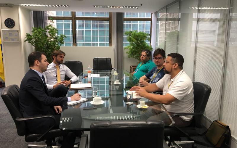 À direita, os dirigentes Claudio Luis (camiseta verde), João Fukunaga (centro) e Renato Carneiro reúnem-se com representantes do BB Foto: Seeb-SP