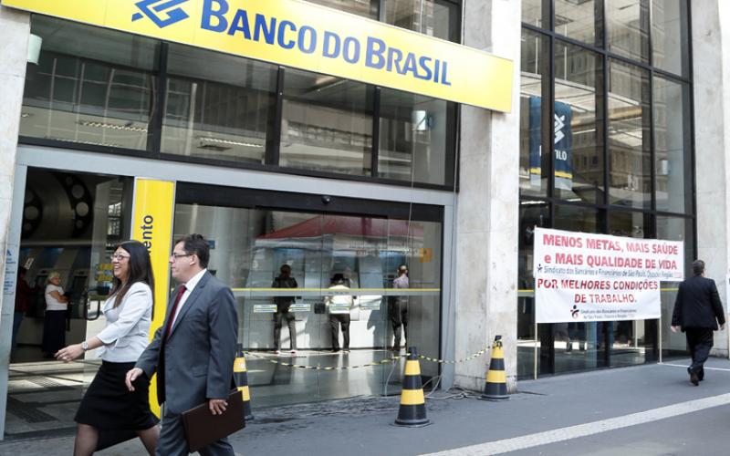 Coleta de assinaturas promovida pelo Sindicato cobrando mais contratações no Banco do Brasil Foto: Caetano Ribas