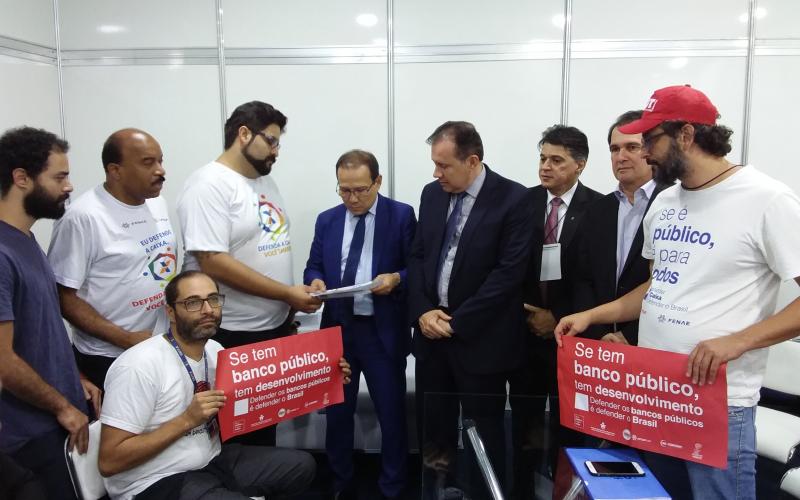 Empregados da Caixa entregam carta ao presidente do banco, Nelson de Souza Foto: Seeb-SP