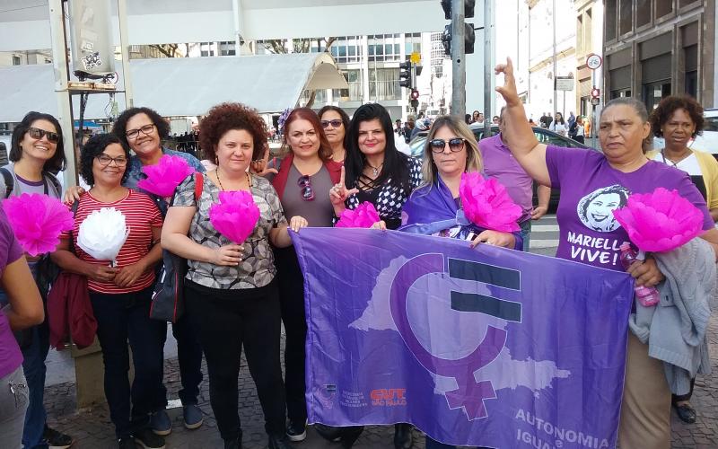 Em São Paulo, dirigentes sindicais participaram do 10° Abraço Solidário às Mulheres em Situação de Violência, no Viaduto do Chá