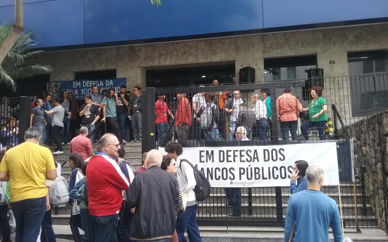 Na Caixa da São Joaquim, dirigentes conversaram com empregados e distribuíram folhetos explicativos à população sobre o saque do FGTS Foto: Seeb-SP