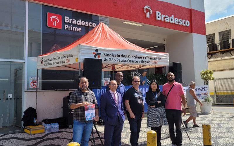 Quadros do Sindicato dos Bancários de São Paulo durante protesto por mais segurança nas agências Imagem mostra quadros do Sindicato dos Bancários de São Paulo em frente a uma agência do Bradesco durante protesto por mais segurança nas agências