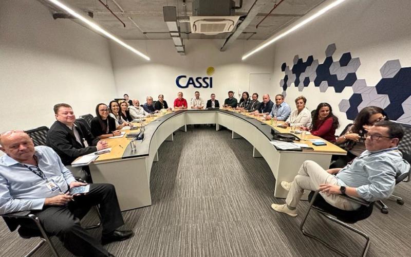 Imagem mostra sala de reunião com integrantes da Comissão de Empresa dos Funcionários do Banco do Brasil