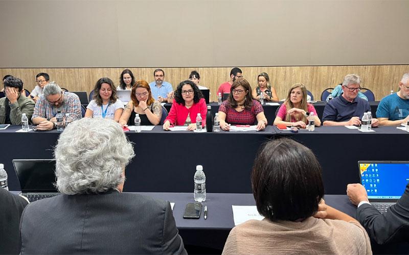 Foto: Seeb-SP Representantes dos empregados da Caixa posicionados para o início da negociação do Saúde Caixa