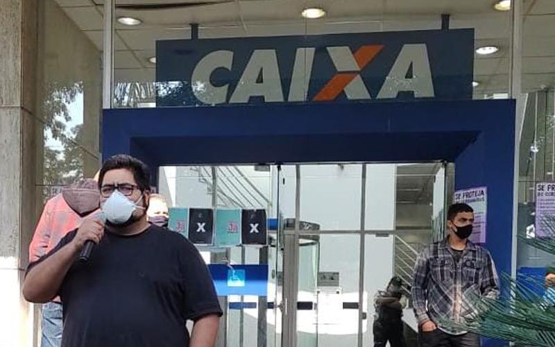 Diretor executivo do Sindicato dos Bancários de São Paulo, Osasco e Região protesta em frente a agência que perdeu empregada para a Covid-19