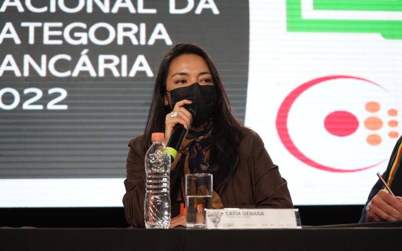 Foto: Contraf/CUT Catia Uehara, economista do Dieese, apresenta a Consulta Nacional na 24ª Conferência Nacional dos Bancários