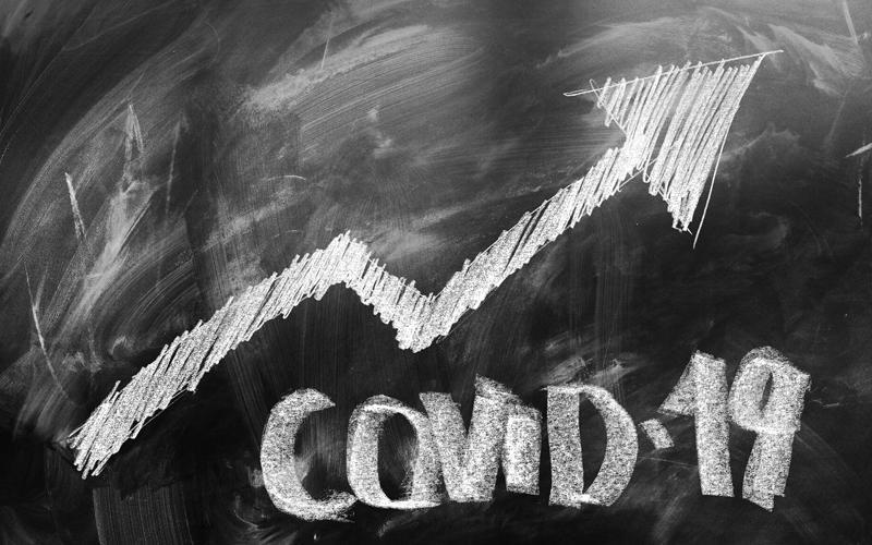 Imagem: Gerd Altmann/Pixabay Imagem de um gráfico ascendente acompanhado da palavra Covid-19