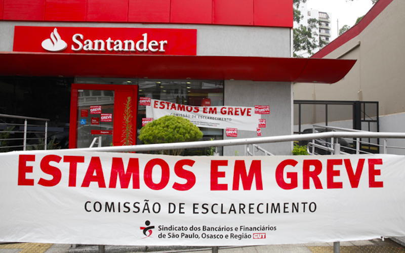 Fotografia de agência do Santander parada na greve de 2014 (Foto: Seeb/SP) Fotografia de agência do Santander parada na greve de 2014