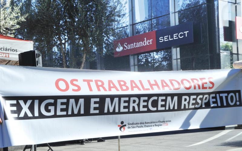 Protesto do Sindicato por melhores condições de trabalho deflagrado na sede brasileira do Santander, em julho de 2016 Foto: Mauricio Morais