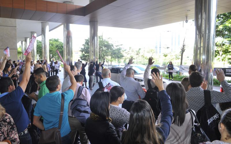 Bancários do Itaú lotados no Centro Administrativo Pinheiros deliberam pela adesão à greve geral do dia 28 de abril Foto: Mauricio Morais