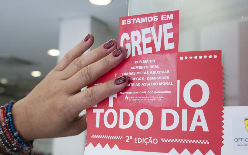 Detalhe de agência bancária fechada durante greve de 2014 Foto: Paulo Pepe / Seeb-SP