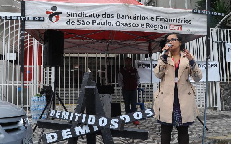 A dirigente Erica de Oliveira em ato contra demissões no Bradesco Foto: Paulo Pepe