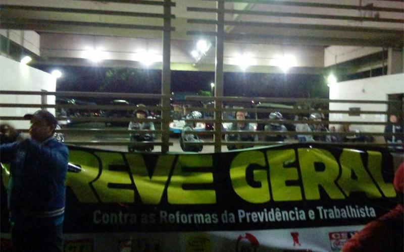 Acesso ao Porto de Navegantes, em Santa Catarina, amanheceu fechado na greve por direitos da sexta-feira 30 Foto: Coletivo Greve por Direitos