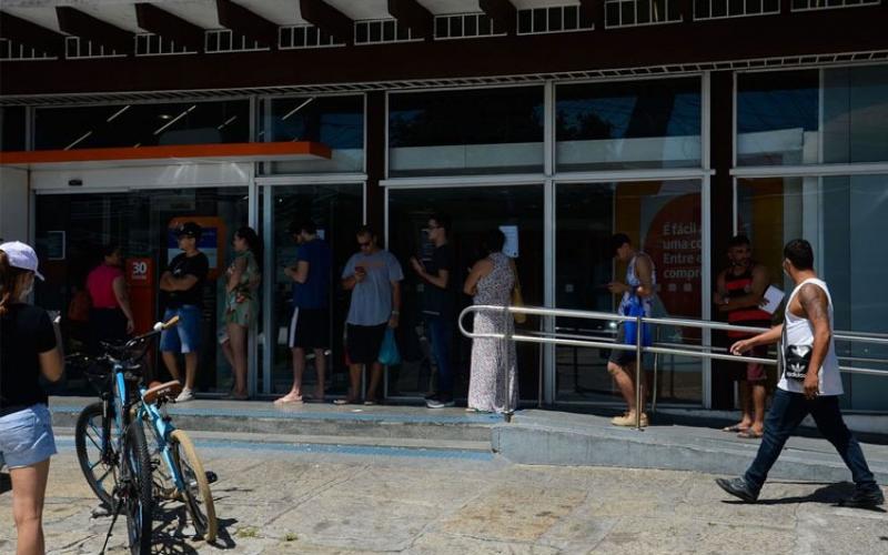 Agência bancária funcionando com fila, durante o período de isolamento social causado pela pandemia do novo coronavírus (covid-19) Foto: Fernando Frazão/Agência Brasil
