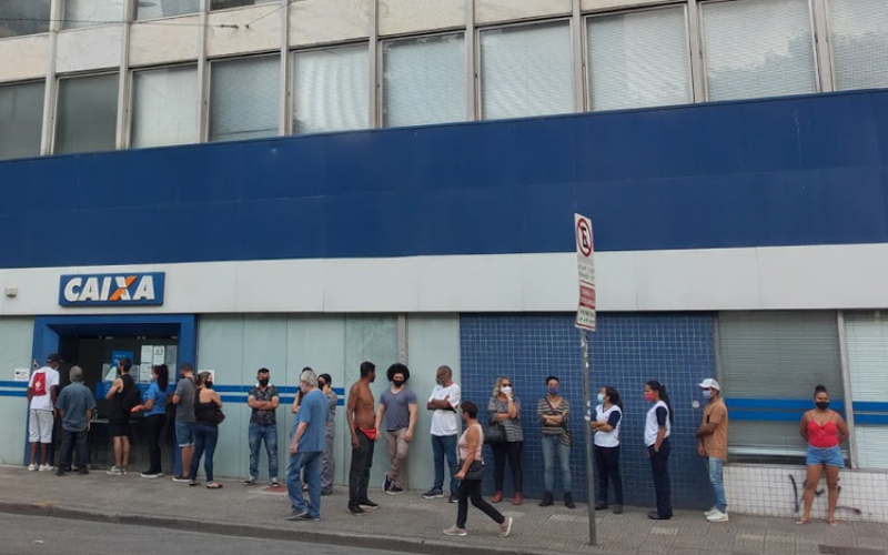 Fila em frente a agência da Caixa por causa do pagamento do auxílio-emergencial (setembro de 2020) Foto: Seeb-SP