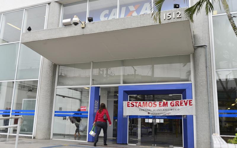 Agência da Caixa paralisada durante a greve do dia 28 de abril Foto: Jailton Garcia