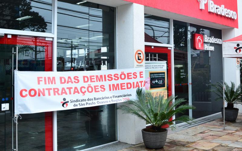 Protesto do Sindicato contra demissões e por mais contratações, realizado em agência do Bradesco no Tucuruvi Foto: Jailton Garcia