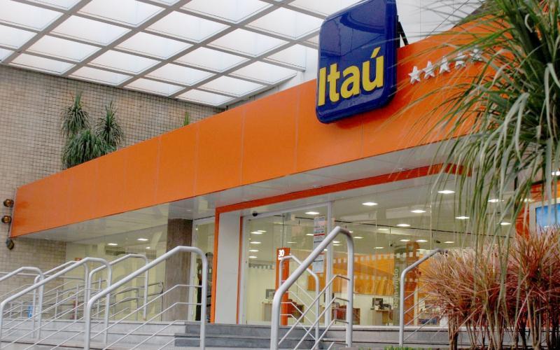 Fachada de agência do Itaú