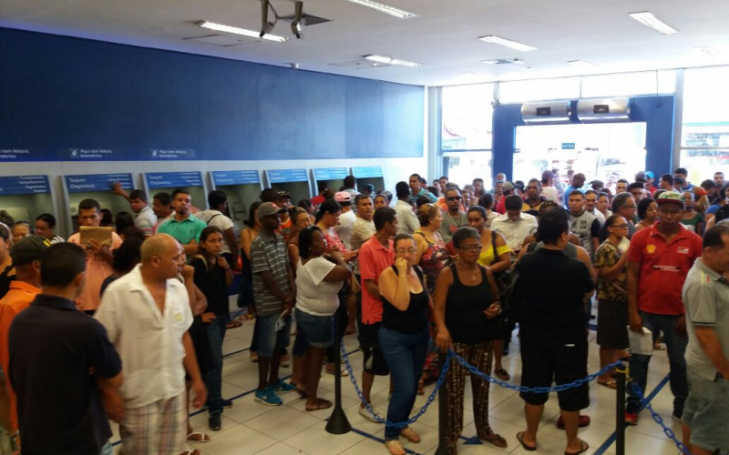 Agência lotada da Caixa na Vila Nova Cachoeirinha Foto: Seeb-SP