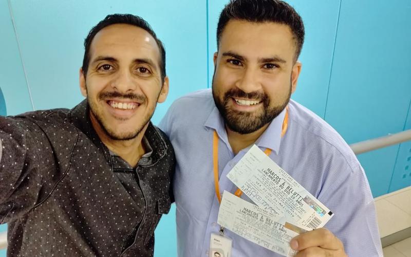 O diretor Thiago Lopes ao lado do bancário sócio, Alan Cruz, do Itaú, da Santa Cecília, sorteado na promoção de aniversário do Sindicato Foto: Seeb-SP