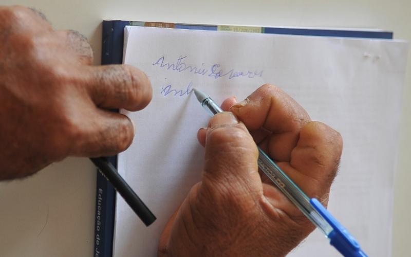 Analfabetismo atinge 10,3% dos idosos brancos e 27,5% dos negros Foto: arquivo EBC
