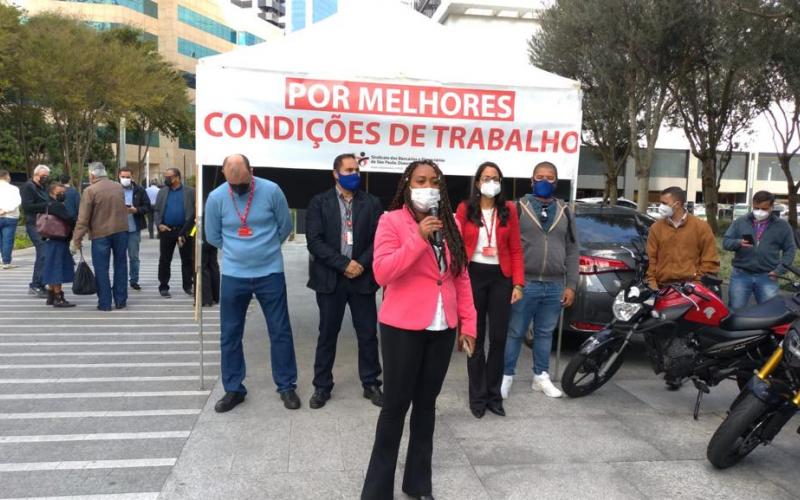 Ana Marta: "Santander tem todas as condições de atender as reivindicações" (foto: Seeb-SP) Ato em frente à Torre, antes da pauta de reivindicações dos trabalhadores ao Santander