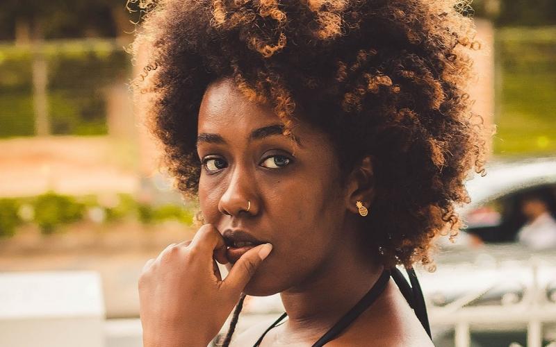 A escritora Ana Paula Lisboa é um dos expoentes da geração de intelectuais negros que tiveram acesso ao ensino superior por meio das políticas afirmativas Foto: Divulgação