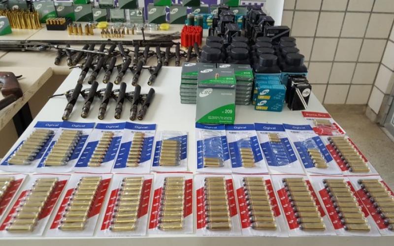 Decreto de Bolsonaro libera posse de quatro armas por pessoa Fotos Públicas: SSP-BA